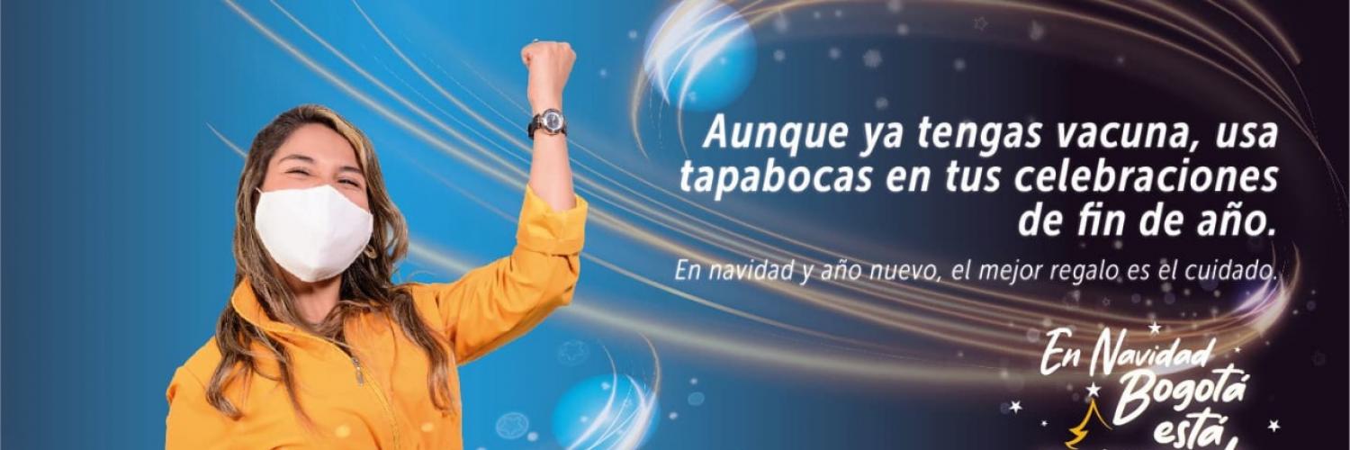 Mujer con abrigo amarillo en Bogotá, con tapabocas