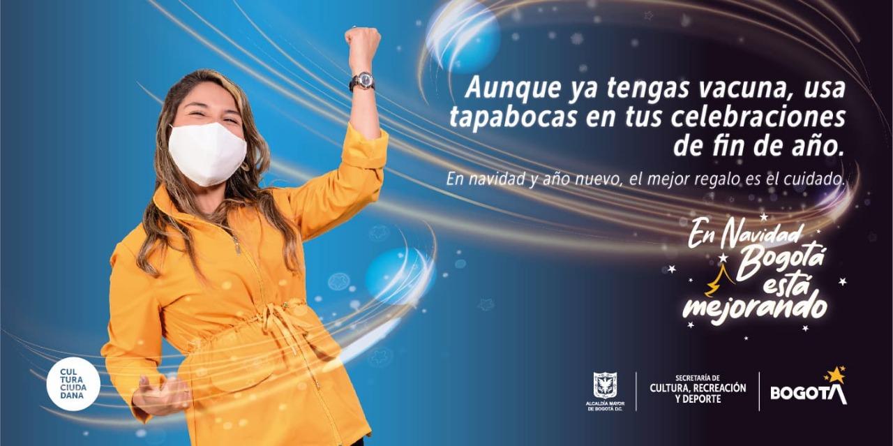 Mujer con abrigo amarillo en Bogotá, con tapabocas