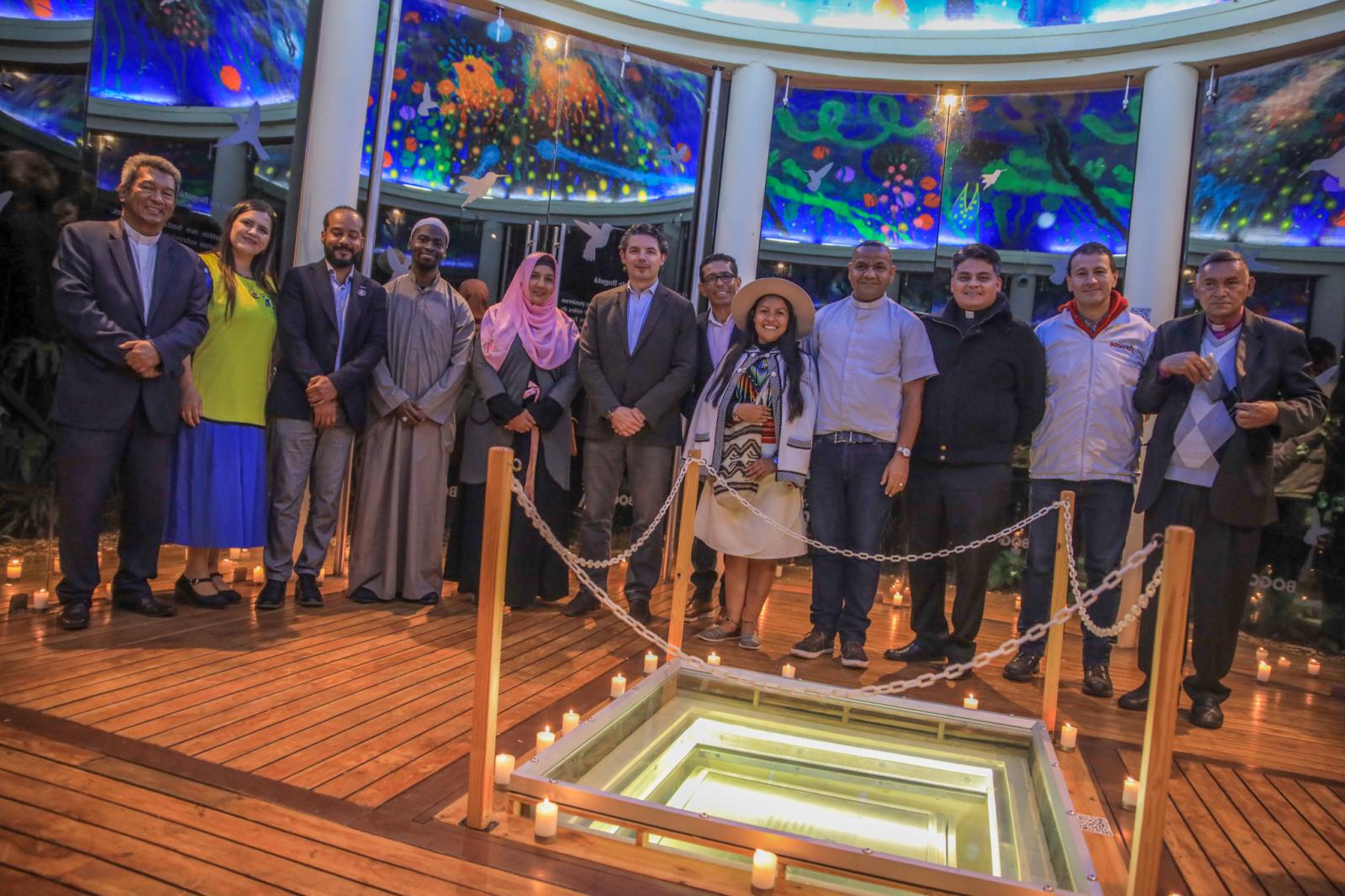 En medio de una ceremonia solemne, celebrada en horas de la noche, representantes del Gobierno Distrital y 12 líderes de diferentes cultos religiosos de la ciudad se encontraron para comunicar a la ciudadanía mensajes sobre la importancia del respeto hacia la vida