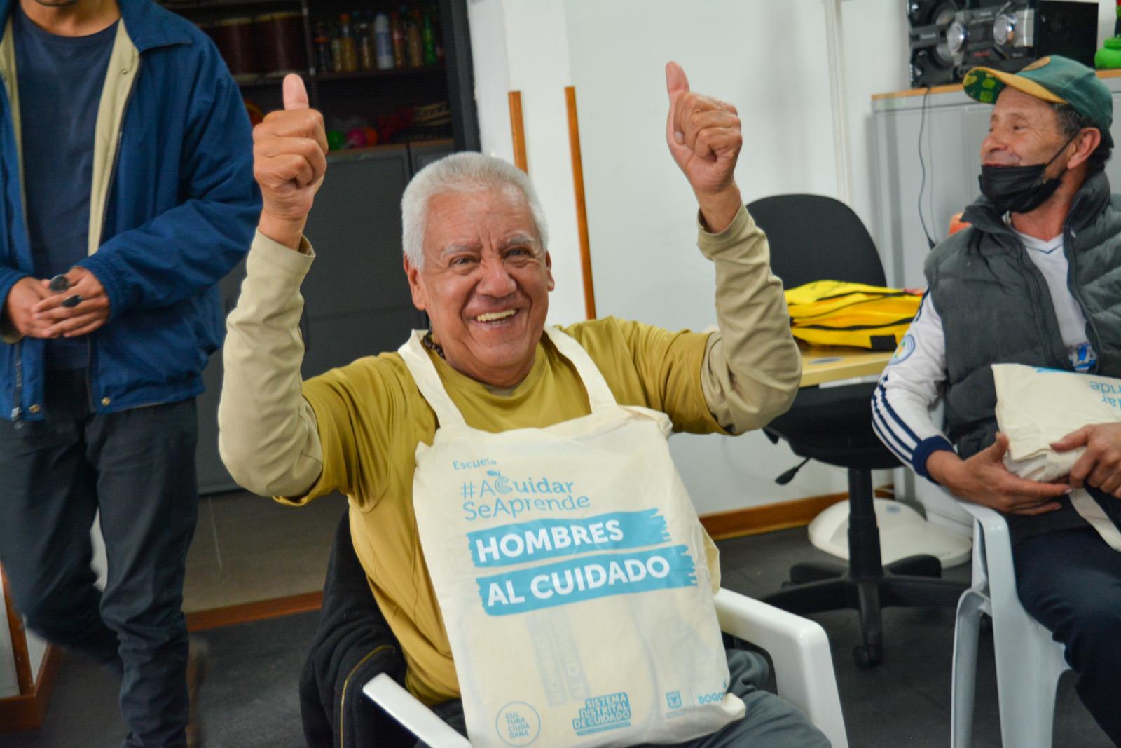 Hombre participando en la Escuela A Cuidar Se Aprende 